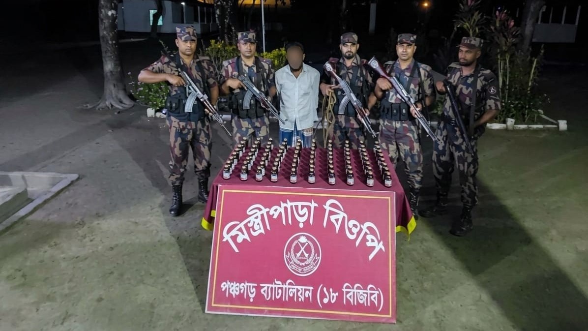পঞ্চগড় সীমান্তে ৮০ বোতল ভারতীয় নেশাজাতীয় সিরাপসহ গ্রেপ্তার ১